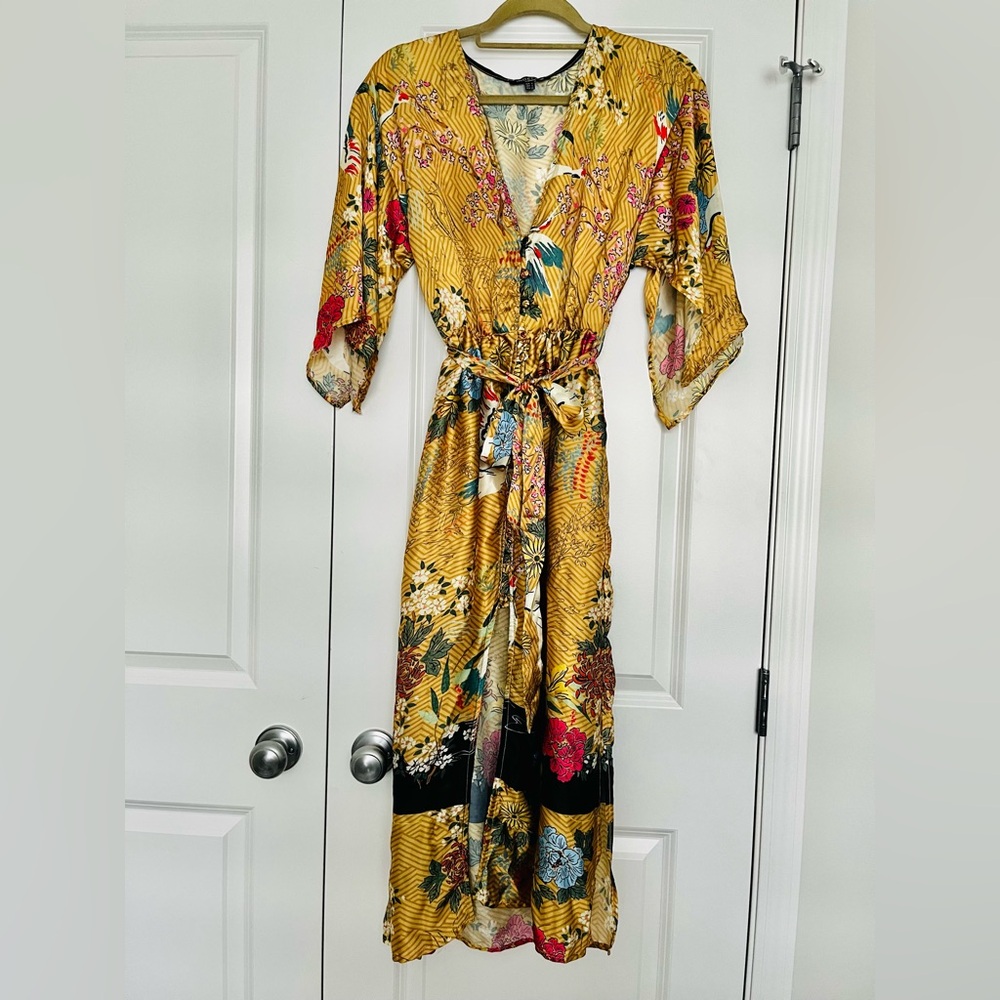 Kimono dress with buttons and belt